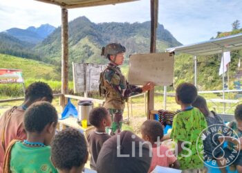 Pastikan Anak-Anak Dapat Pendidikan di Sekolah Darurat Satgas Yonif 323 Buaya Putih