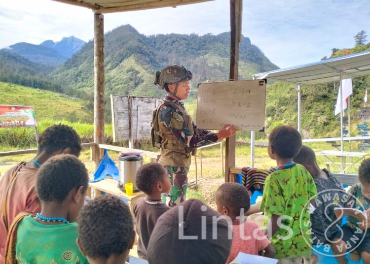 Pastikan Anak-Anak Dapat Pendidikan di Sekolah Darurat Satgas Yonif 323 Buaya Putih