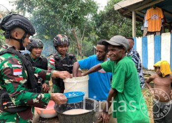 Ciptakan Masyarakat Mandiri, Satgas Yonif 310/KK Ajarkan Cara Membuat Minyak Kelapa