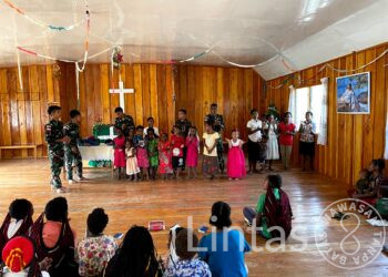 Bentuk Perhatian Satgas Yonif 721/Mks Mengajar Sekolah Minggu Kepada Anak-Anak Melagi di Gereja Pinime Papua