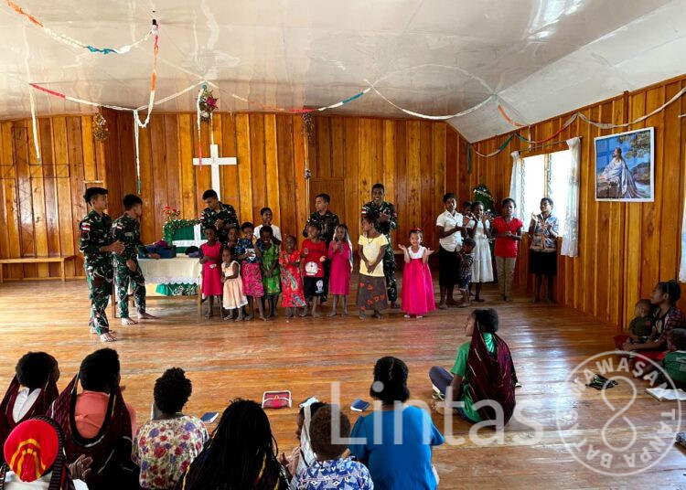 Bentuk Perhatian Satgas Yonif 721/Mks Mengajar Sekolah Minggu Kepada Anak-Anak Melagi di Gereja Pinime Papua