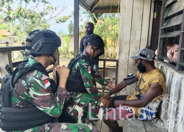 Tingkatkan Jangkauan Dan Mutu Pelayanan Kesehatan, Satgas Yonif 310/KK Gelar Pengobatan Keliling