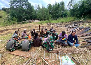 Satgas Yonif 721/Mks Terus Berkontribusi Bantu Masyarakat Bangun Honai