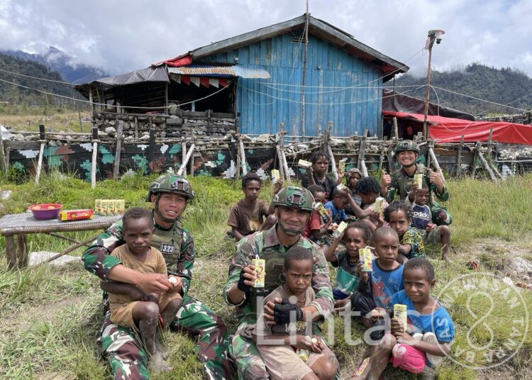 Tingkatkan Kualitas Gizi Anak Papua, Satgas Yonif 323 Bagikan Susu Dan Telur