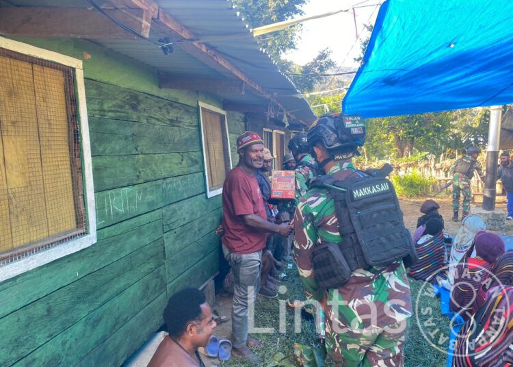 Bentuk Perhatian Satgas Yonif 721/Mks Berikan Bantuan Duka Cita Kepada Warga Kampung Kerena Papua