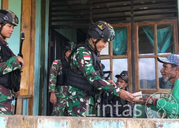 Masyarakat Senang Satgas Yonif 310/KK Berkunjung Dan Bagikan Makan Siang Gratis