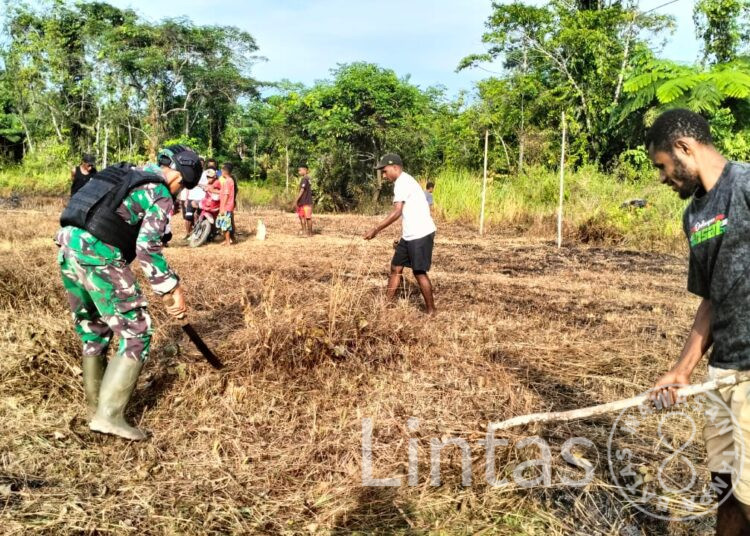 Satgas Yonif 310/KK Bersihkan Lahan Tidur, Bangun Sarana Olahraga di Perbatasan