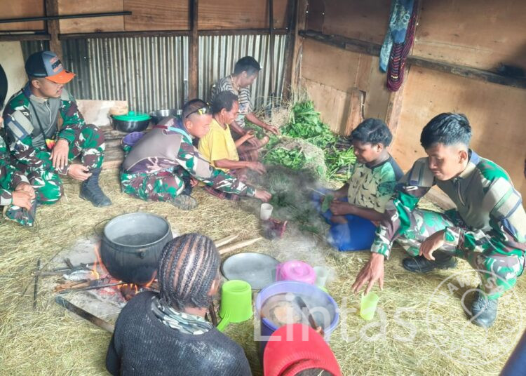 Grebek Dapur, Cara Satgas Yonif 721/Mks Beri Perhatian Untuk Masyarakat