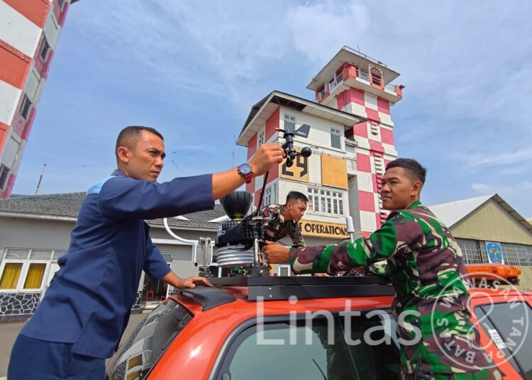 Pesonel Meteo Lanud Husein Sastranegara Mengecek Kesiapan MMS
