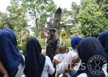 Jelang HUT Ke-73 Koopsud I Personel Lanud Husein Sastranegara Bersihkan Tugu Pesawat F5 Tiger di Taman Lalu Lintas Bandung