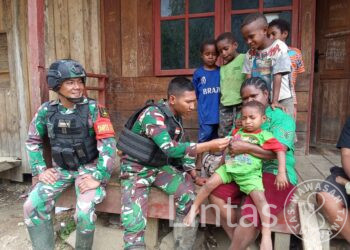 Kesehatan Warga Sebagai Prioritas, Satgas Yonif 310/KK Berikan Pengobatan di Perbatasan