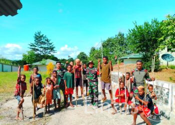 Asyiknya Permainan Tradisional, Satgas Yonif 310/KK Bersama Anak Papua Bermain Egrang