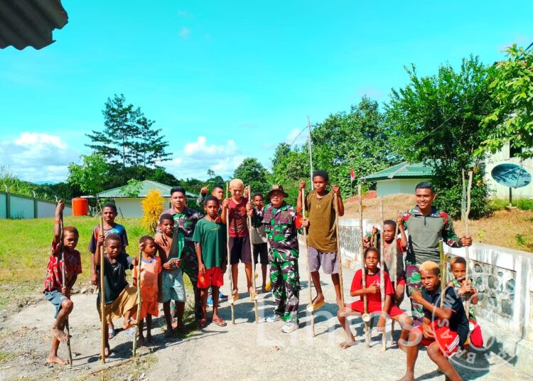 Asyiknya Permainan Tradisional, Satgas Yonif 310/KK Bersama Anak Papua Bermain Egrang