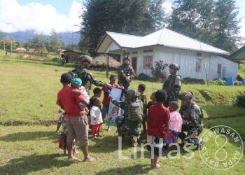 Prajurit Buaya Putih Bagikan Pakaian Dan Pelayanan Kesehatan Keliling Honai