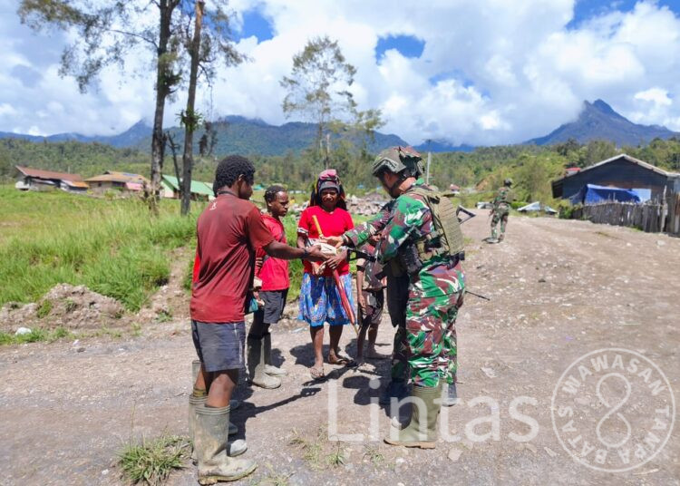 Minggu Kasih Satgas Yonif 323 Buaya Putih Bagikan Nasi Bungkus