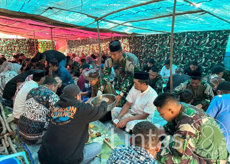 Prajurit Rusa Hitam Rayakan Hari Raya Idul Adha Bersama Masyarakat Pendatang di Pos Pirime Satgas Yonif 721/Mks