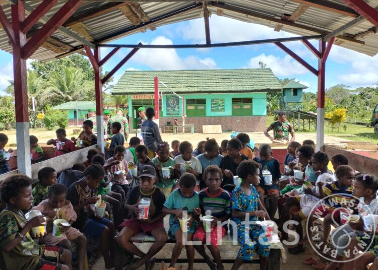 Rayakan Idul Adha di Perbatasan, Satgas Yonif 310/KK Berbagi Kebahagiaan Bersama Anak-Anak