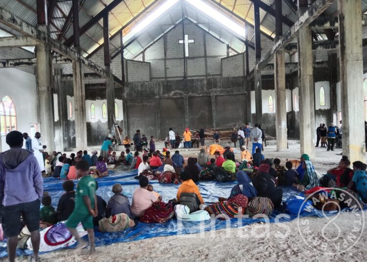 OPM Ganggu Kembali, Warga Bibida Mengungsi Ke Madi Gunakan Truk TNI Untuk Sementara Waktu