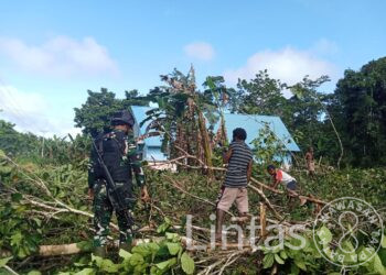 Peduli Kenyamanan Ibadah, Satgas Yonif 310/KK Ajak Warga Perbatasan Bersihkan Gereja Santo Paulus