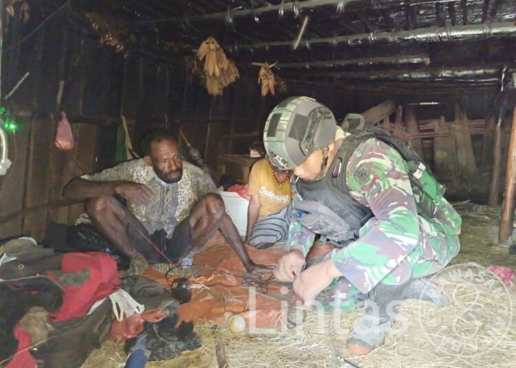 Satgas Mobile Yonif 323 Buat Terang Honai Masyarakat Papua