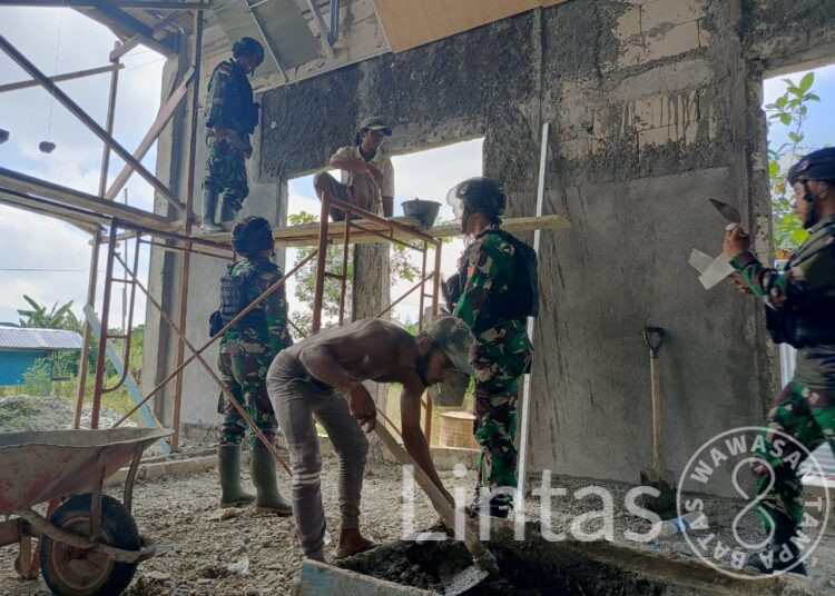 Manunggal Dengan Rakyat, Satgas Yonif 310/KK Bantu Percepatan Pembangunan Gereja
