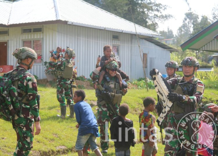 Datangi Honai Warga, Satgas 323 Buaya Putih Bagikan Sembako