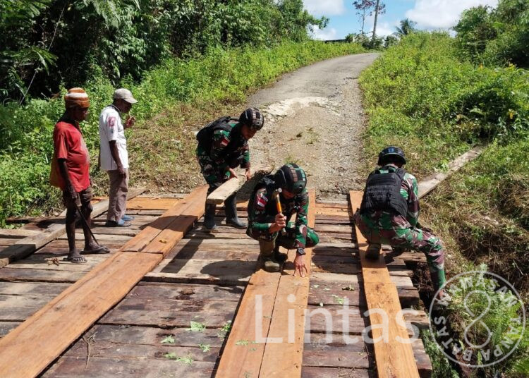 Keberadaannya Membawa Dampak Positif, Satgas Yonif 310/KK Perbaiki Jembatan Penghubung Antar Kampung