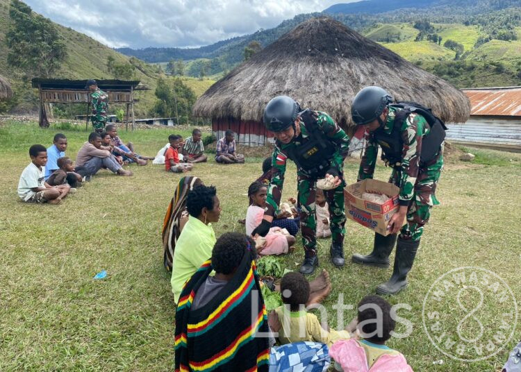 Satgas Yonif 721/Mks Ajak Masyarakat Papua Makan Bersama Usai Laksanakan Ibadah Minggu