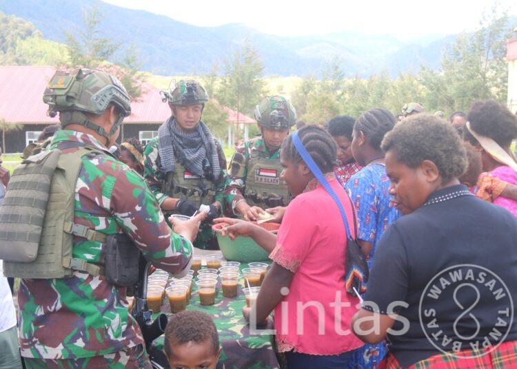 Minggu Kasih di Hari Penuh Berkah, Satgas Yonif 323 Buaya Putih Bagikan Bubur