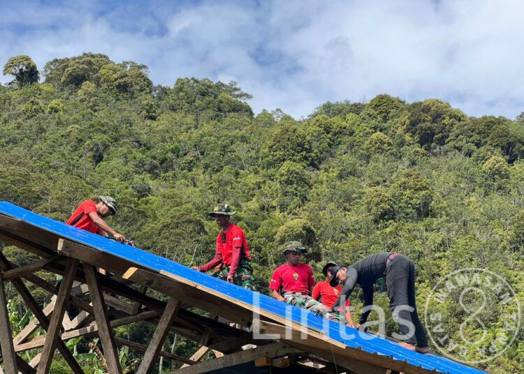 Satgas Yonif 721/Mks Laksanakan Karya Bakti Renovasi Gereja Distrik Kanggime