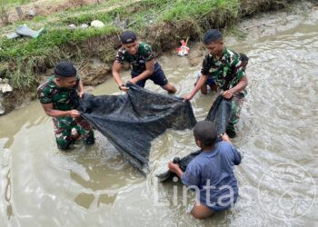 Cara Satgas Yonif 721/Mks Berbagi Kebahagiaan Dengan Mengajak Masyarakat Papua Panen Ikan Bersama