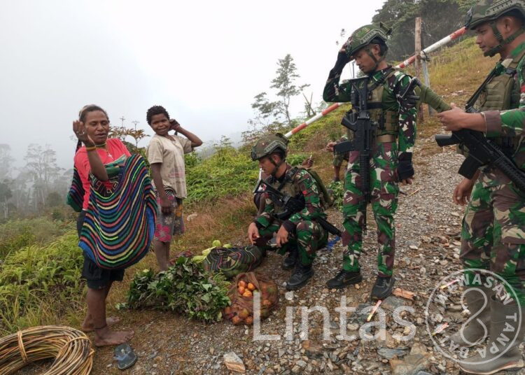 Warga Bilogai Antusias Sambut Prajurit Koops Habema Peduli Papua