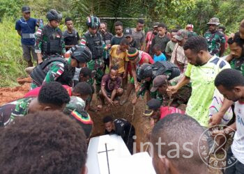 Turut Merasakan Kehilangan, Satgas Yonif 310/KK Bantu Prosesi Pemakaman
