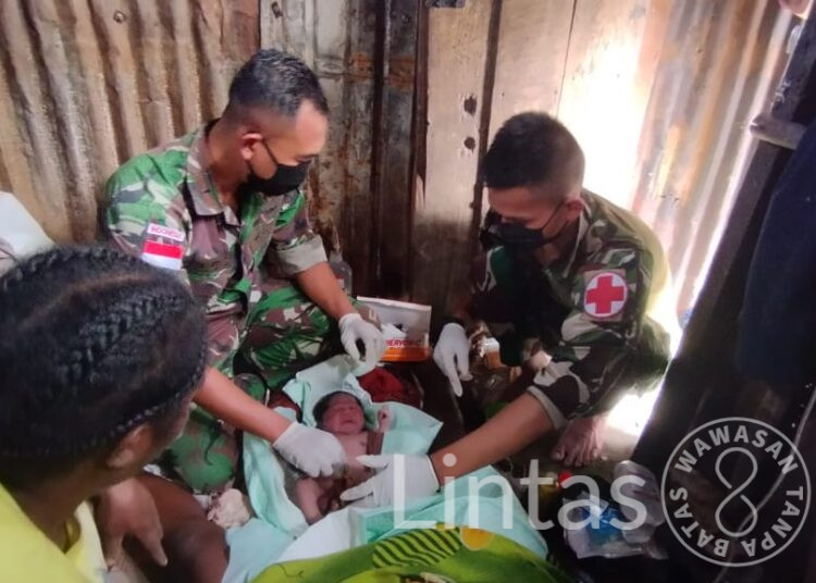 Selamatkan Ibu Dan Bayinya, Satgas Yonif 310/KK Lakukan Persalinan Darurat