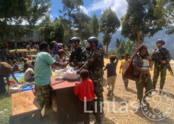 Prajurit Rusa Hitam Berikan Perhatian Berupa Bantuan Duka Cita Kepada Warga Desa Konikme Papua