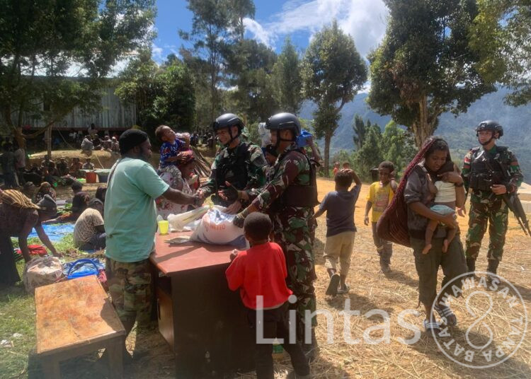 Prajurit Rusa Hitam Berikan Perhatian Berupa Bantuan Duka Cita Kepada Warga Desa Konikme Papua