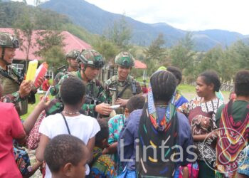 Satgas 323 Buaya Putih Peduli Pendidikan Timbulkan Senyum Ceria Anak Pedalaman Papua