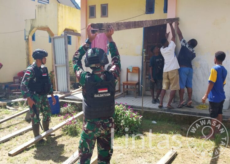 Satgas Yonif 310/KK Bantu Pembuatan Dapur Rumah Seorang Guru