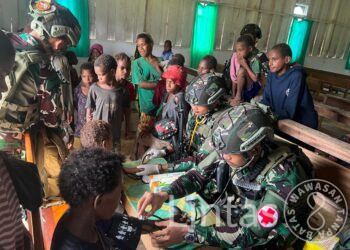 Pelayanan Kesehatan Dan Bakti Sosial Yonif 6 Mar Disambut Antusias Warga Kokamu