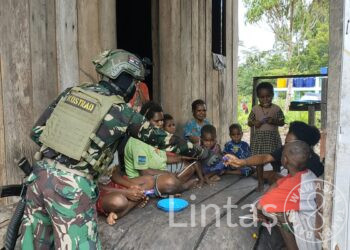 Komsos Rumah Ke Rumah, Prajurit Koops Habema Disambut Gembira Warga Ginid