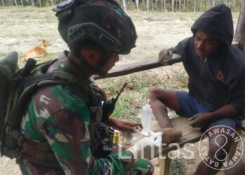 Melayani Masyarakat, Satgas Yonif 323 Buaya Putih Berikan Pengobatan Masyarakat Papua