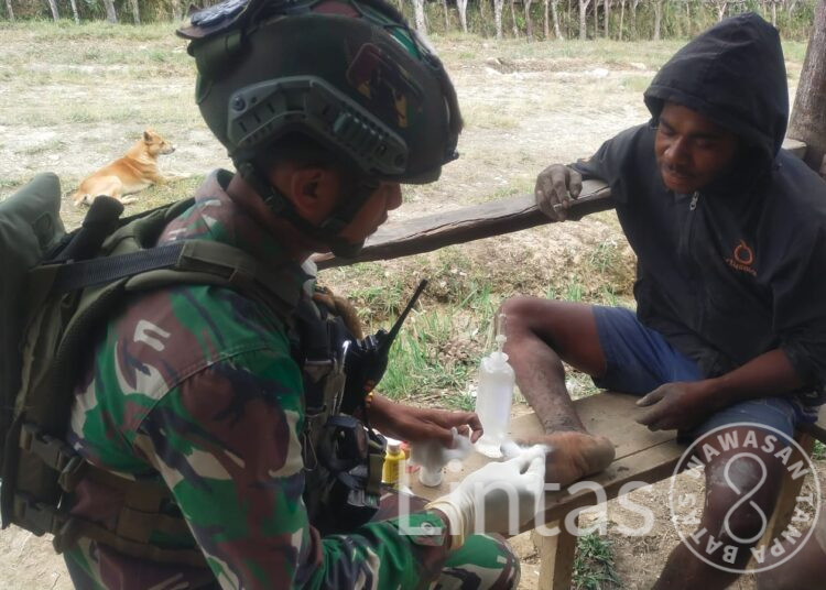 Melayani Masyarakat, Satgas Yonif 323 Buaya Putih Berikan Pengobatan Masyarakat Papua