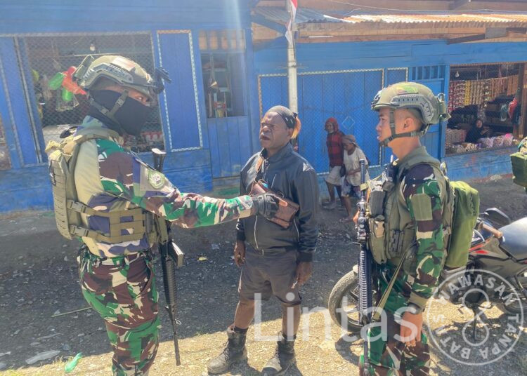 Warga Yokatapa Sambut Sapa Damai Prajurit Koops Habema