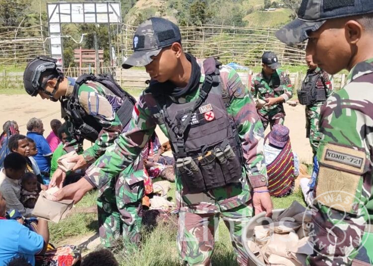 Prajurit Satgas Yonif 721/Mks Ajak Masyarakat Papua Pegunungan Makan Bersama