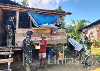 Atasi Kesulitan Rakyat, Satgas Yonif 310/KK Bagikan Paket Sembako
