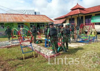 Taman Bermain Hasil Karya Prajurit 310 Untuk Anak-Anak di Pedalaman Papua