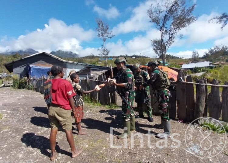 Hari Minggu Penuh Kasih, Yonif 323 Buaya Putih Bagikan Makanan Kepada Masyarakat