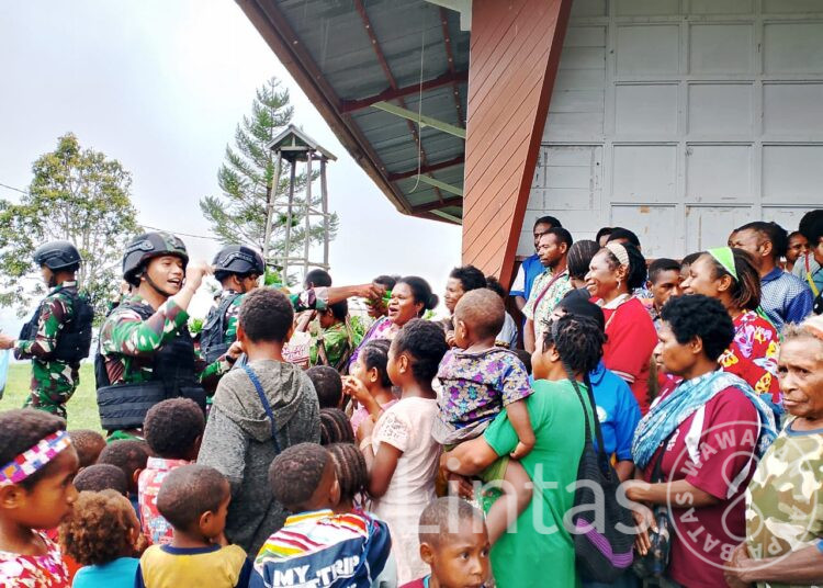 Tak Hanya Ibadah Bersama, Satgas Yonif 310/KK Bagikan Keceriaan Pada Umat Gereja di Pegunungan Bintang