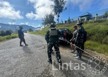 Prajurit Koops Habema Inisiatif Tolong Mobil Warga yang Terperosok di Mamba