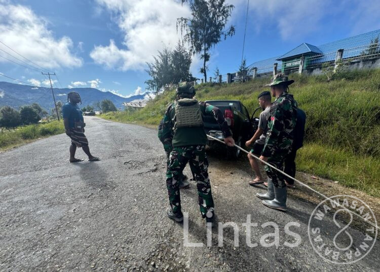 Prajurit Koops Habema Inisiatif Tolong Mobil Warga yang Terperosok di Mamba